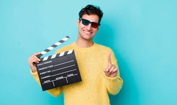 Homem Hispânico Bonito Sorrindo Orgulhoso Confiante Fazendo Número Conceito Cinema — Fotografia de Stock