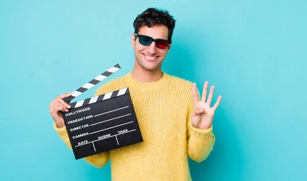 Een Knappe Spaanse Man Die Glimlacht Vriendelijk Uitziet Nummer Vier — Stockfoto