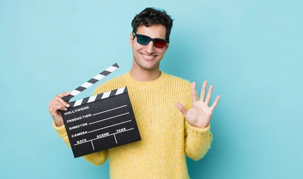 Stilig Latinamerikan Som Ler Och Ser Vänlig Visar Nummer Fem — Stockfoto