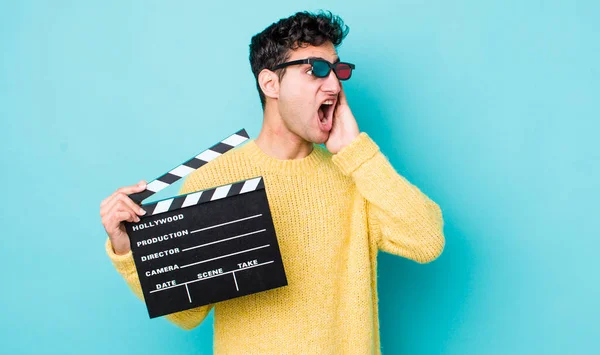 Stilig Latinamerikan Som Känner Sig Glad Upphetsad Och Överraskad Biografkoncept — Stockfoto