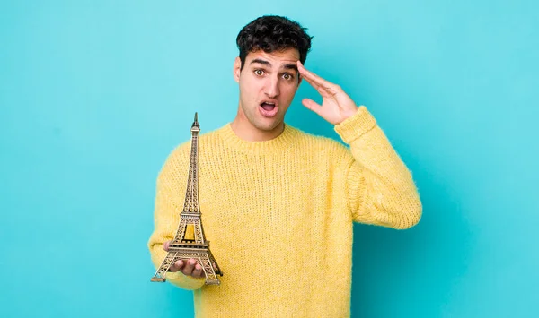 Homem Hispânico Bonito Que Parece Feliz Surpreso Surpreso Conceito França — Fotografia de Stock