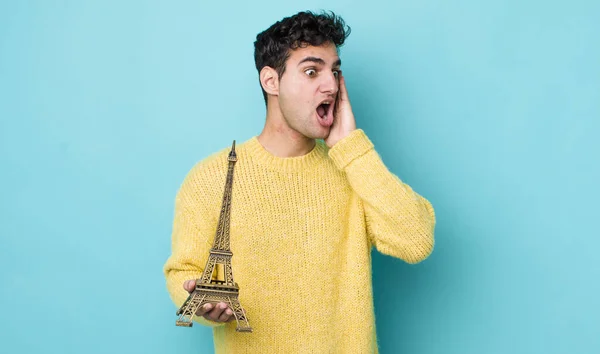 Homem Hispânico Bonito Sentindo Feliz Animado Surpreso Conceito França — Fotografia de Stock