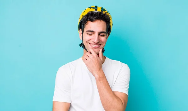 Homem Hispânico Bonito Sorrindo Com Uma Expressão Feliz Confiante Com — Fotografia de Stock