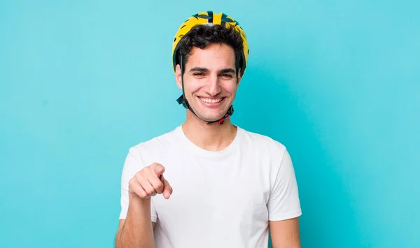 ハンサムなヒスパニック系の男があなたを選ぶカメラを指している 自転車のコンセプト — ストック写真