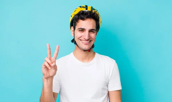 Yakışıklı Spanyol Adam Gülümsüyor Mutlu Görünüyor Zafer Barış Işareti Yapıyor — Stok fotoğraf