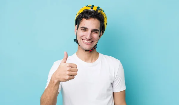 Красивый Латиноамериканец Гордый Положительно Улыбающийся Поднятыми Большими Пальцами Велосипед Концепции — стоковое фото
