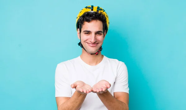 Yakışıklı Spanyol Adam Dostça Gülümsüyor Bir Konsept Sunuyor Motor Konsepti — Stok fotoğraf