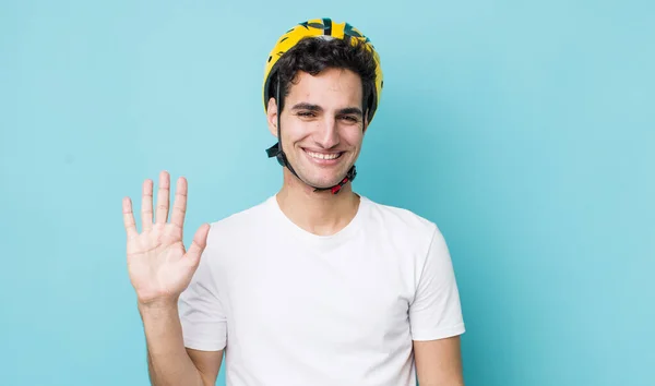 Schöner Hispanischer Mann Der Glücklich Lächelt Mit Der Hand Winkt — Stockfoto