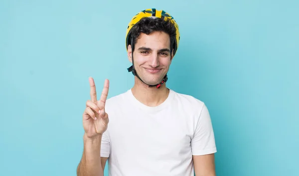 Jóképű Spanyol Férfi Mosolyog Barátságosnak Tűnik Másodikat Mutatja Kerékpár Koncepció — Stock Fotó