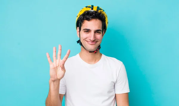 ハンサムなヒスパニック系の男は笑顔で友好的に見える4番目を示しています 自転車のコンセプト — ストック写真