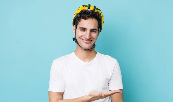 Apuesto Hombre Hispano Sonriendo Alegremente Sintiéndose Feliz Mostrando Concepto Concepto — Foto de Stock