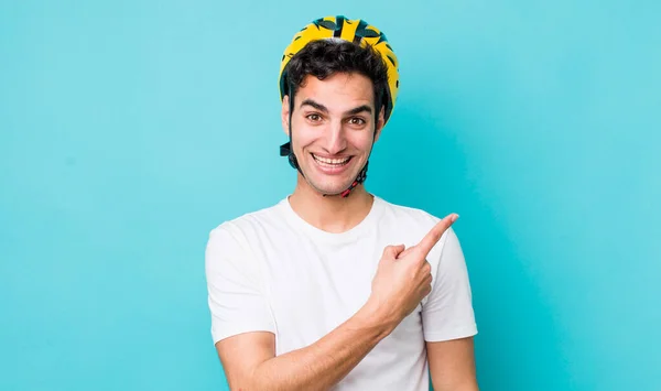 Stilig Hispanic Man Ser Upphetsad Och Förvånad Pekar Sidan Cykelkoncept — Stockfoto