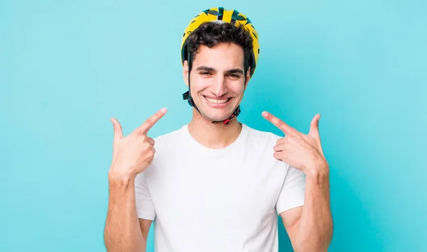 Bonito Hispânico Homem Sorrindo Confiantemente Apontando Para Próprio Sorriso Largo — Fotografia de Stock