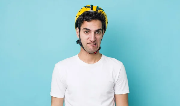 Apuesto Hombre Hispano Mirando Perplejo Confundido Concepto Bicicleta — Foto de Stock