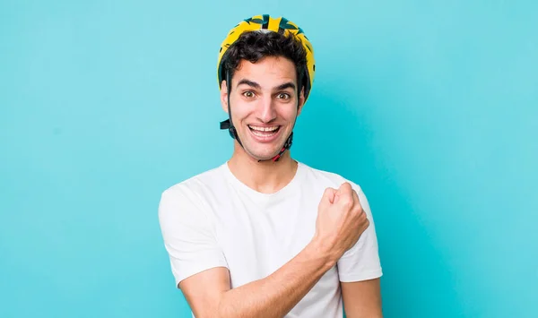 Homem Hispânico Bonito Sentindo Feliz Enfrentando Desafio Celebrando Conceito Bicicleta — Fotografia de Stock