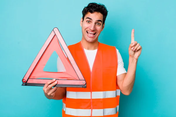 Homem Hispânico Bonito Sentindo Como Gênio Feliz Animado Depois Perceber — Fotografia de Stock