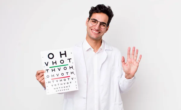 Homem Hispânico Bonito Sorrindo Feliz Acenando Mão Acolhendo Cumprimentando Você — Fotografia de Stock