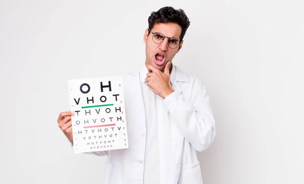 Homem Hispânico Bonito Com Boca Olhos Bem Abertos Mão Queixo — Fotografia de Stock