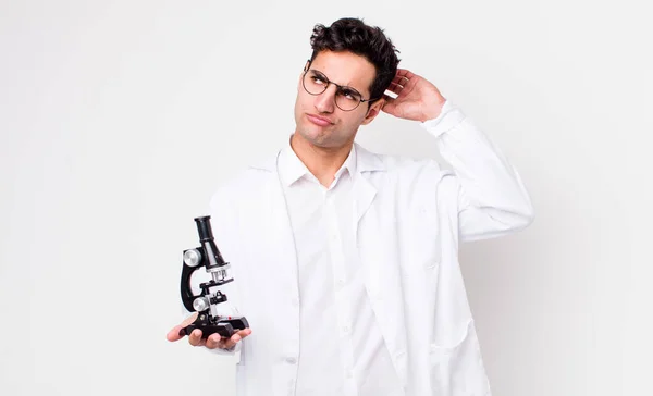 Homem Hispânico Bonito Sorrindo Feliz Sonhando Acordado Duvidosa Cientista Com — Fotografia de Stock