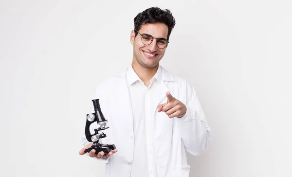 Hombre Hispano Guapo Apuntando Cámara Eligiéndote Científico Con Concepto Microscopio — Foto de Stock