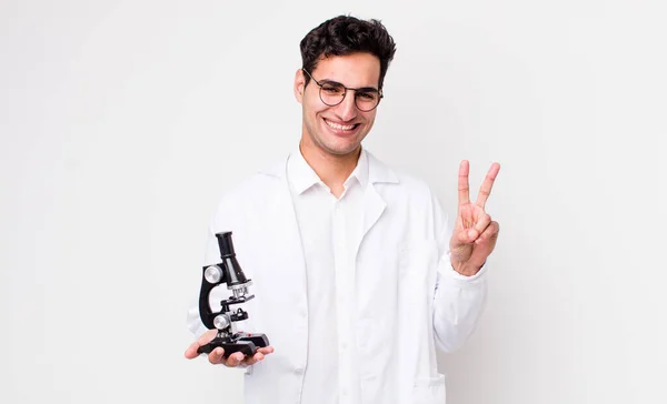 Όμορφος Ισπανόφωνος Χαμογελαστός Και Χαρούμενος Γοητευτικός Νικητής Ειρήνη Επιστήμονας Μικροσκόπιο — Φωτογραφία Αρχείου