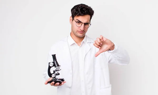 Yakışıklı Spanyol Adam Kendini Kötü Hissediyor Baş Parmaklarını Gösteriyor Mikroskop — Stok fotoğraf