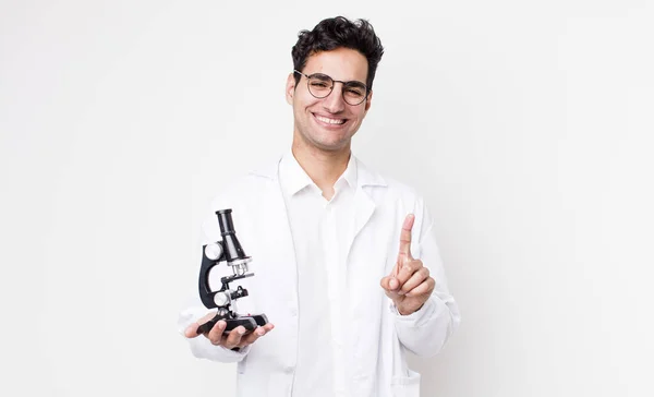 Homem Hispânico Bonito Sorrindo Orgulhosamente Confiantemente Fazendo Número Cientista Com — Fotografia de Stock