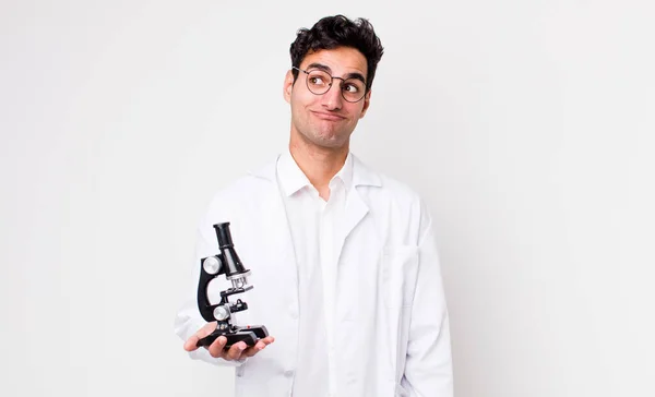 Yakışıklı Spanyol Adam Omuz Silkiyor Kafası Karışık Kararsız Mikroskop Konseptine — Stok fotoğraf