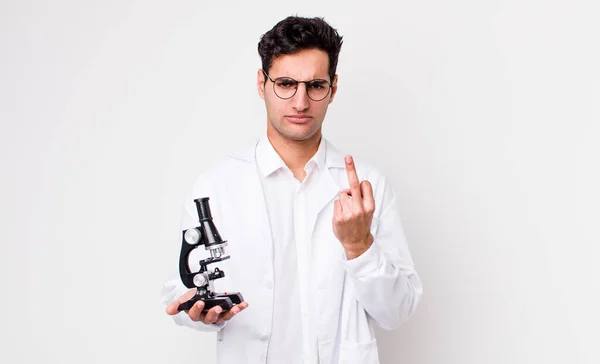 Jóképű Spanyol Férfi Érzés Dühös Bosszús Lázadó Agresszív Tudós Mikroszkóp — Stock Fotó