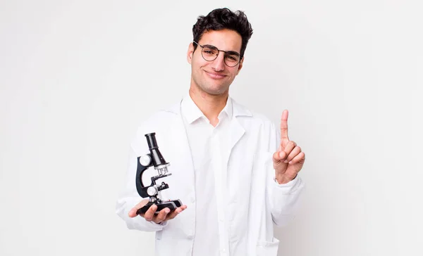 Yakışıklı Spanyol Adam Gülümsüyor Arkadaş Canlısı Görünüyor Mikroskop Konseptiyle Bir — Stok fotoğraf