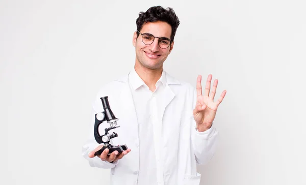 Homem Hispânico Bonito Sorrindo Olhando Amigável Mostrando Número Quatro Cientista — Fotografia de Stock