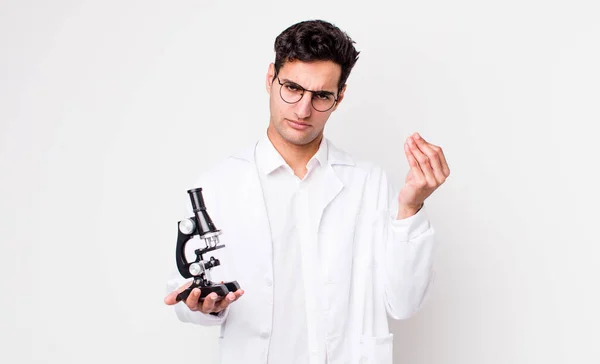 Yakışıklı Spanyol Adam Kapiş Para Hareketi Yaparak Bilim Adamına Mikroskop — Stok fotoğraf