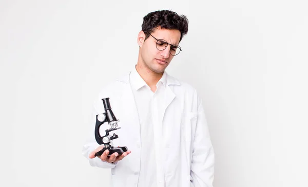 Yakışıklı Spanyol Adam Üzgün Üzgün Kızgın Hissediyor Mikroskop Konseptine Sahip — Stok fotoğraf