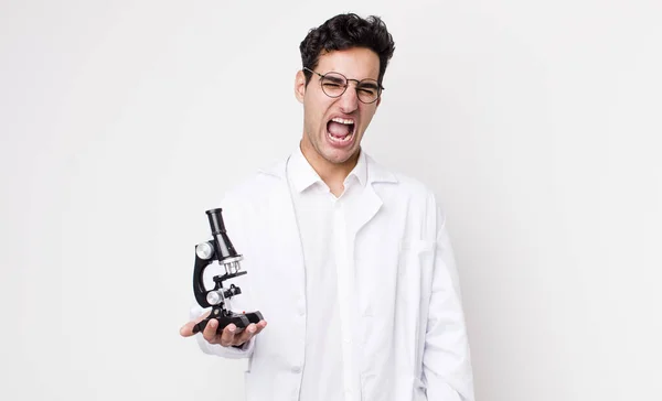 Homem Hispânico Bonito Gritando Agressivamente Olhando Muito Irritado Cientista Com — Fotografia de Stock