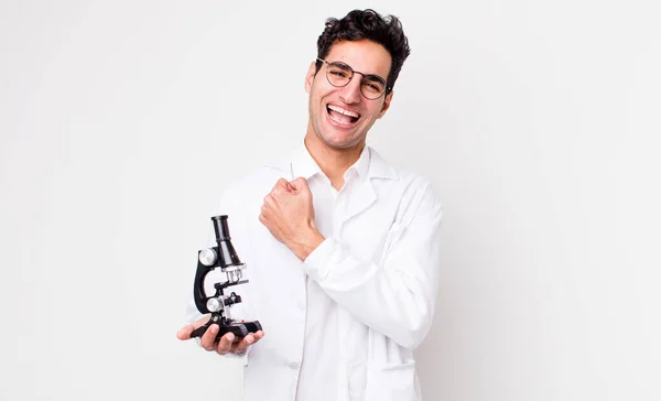 Yakışıklı Spanyol Adam Mutlu Bir Meydan Okumayla Yüzleşiyor Mikroskop Konseptiyle — Stok fotoğraf