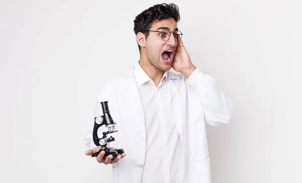 Jóképű Spanyol Férfi Érzés Boldog Izgatott Meglepett Tudós Mikroszkóp Koncepció — Stock Fotó