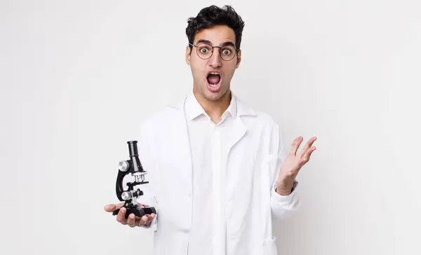 Jóképű Spanyol Férfi Érzi Magát Rendkívül Megdöbbent Meglepett Tudós Mikroszkóp — Stock Fotó