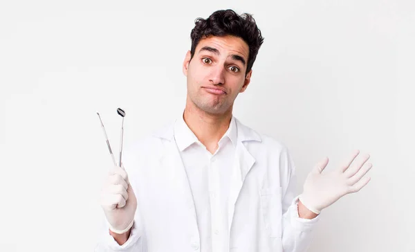 Bel Homme Hispanique Sentant Perplexe Confus Doutant Concept Dentiste — Photo