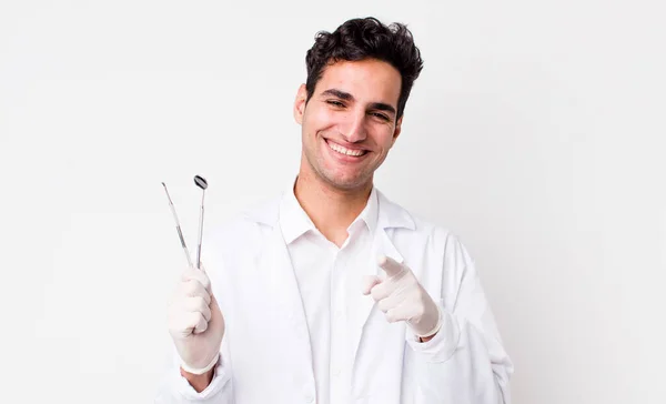 Красивый Латиноамериканец Указывающий Камеру Выбирающий Тебя Стоматолог Концепции — стоковое фото