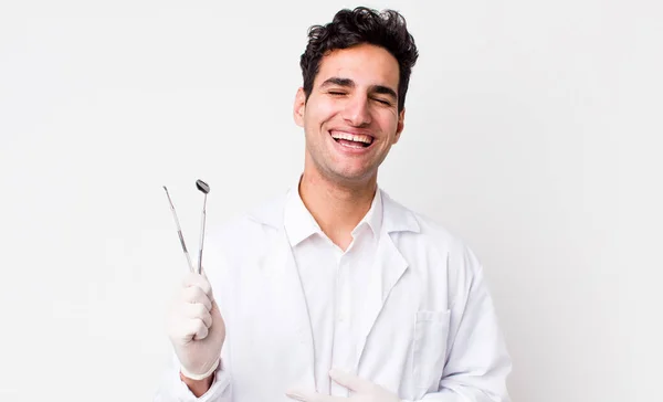 Красивый Латиноамериканец Громко Смеется Над Какой Смешной Шуткой Стоматолог Концепции — стоковое фото