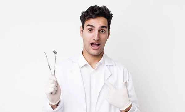 ハンサムなヒスパニック系の男は幸せと興奮して自分自身を指して感じている 歯科医のコンセプト — ストック写真