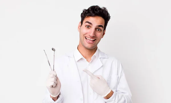 Schöner Hispanischer Mann Der Aufgeregt Und Überrascht Zur Seite Zeigt — Stockfoto