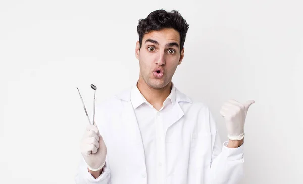 Handsome Hispanic Man Looking Astonished Disbelief Dentist Concept — Stock Photo, Image