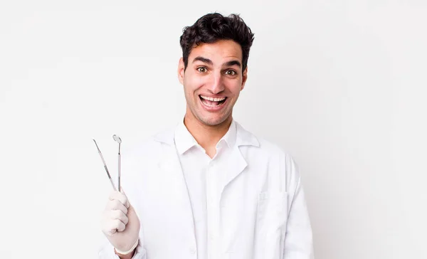 Красивый Латиноамериканец Выглядит Счастливым Приятно Удивленным Стоматолог Концепции — стоковое фото