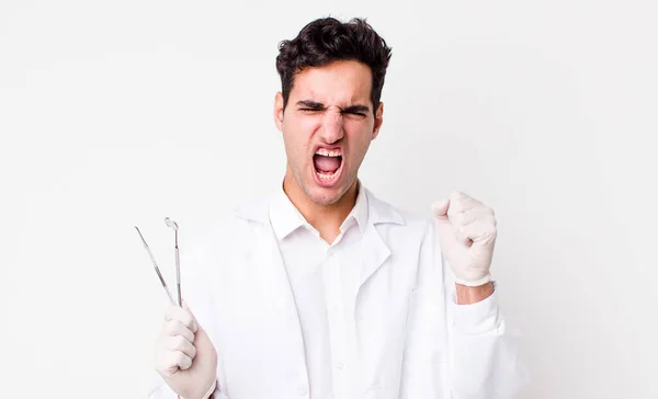 Όμορφος Ισπανόφωνος Άντρας Που Φωνάζει Επιθετικά Θυμωμένη Έκφραση Οδοντιατρική Έννοια — Φωτογραφία Αρχείου