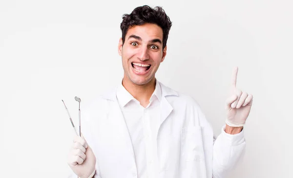 Apuesto Hombre Hispano Sintiéndose Como Genio Feliz Emocionado Después Darse — Foto de Stock