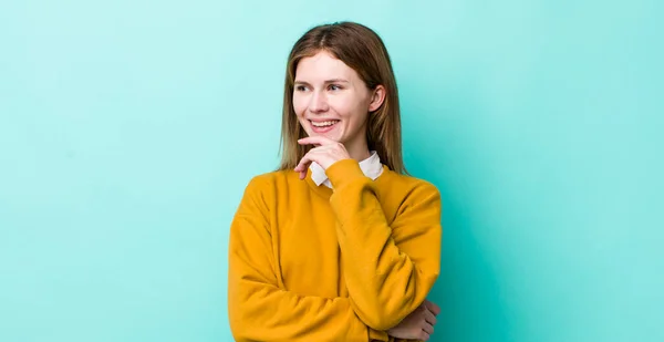 Cabeza Roja Bonita Mujer Sonriendo Con Una Expresión Feliz Segura —  Fotos de Stock