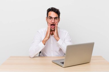 İspanyol yakışıklı adam şok olmuş ve korkmuş hissediyor. iş adamı ve masa başı konsepti
