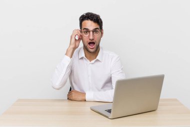 İspanyol yakışıklı adam şaşırmış görünüyor, yeni bir düşünce, fikir ya da konsept fark ediyor. iş adamı ve masa başı konsepti