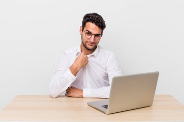 İspanyol yakışıklı adam kibirli, başarılı, pozitif ve gururlu görünüyor. iş adamı ve masa başı konsepti